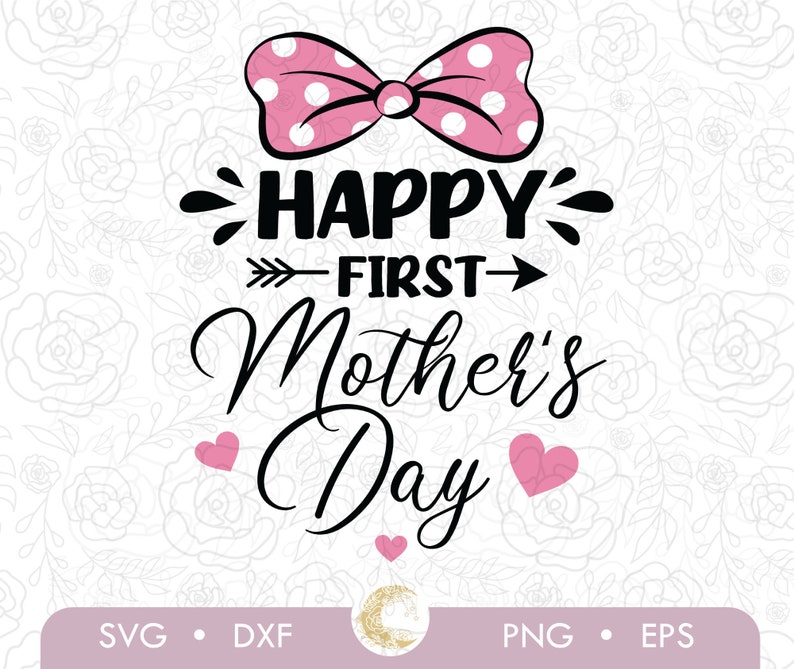 Peut inclure: Un n&oelig;ud rose &agrave; pois blancs est plac&eacute; au-dessus du texte "Happy First Mother's Day". Le texte est en noir avec une fl&egrave;che pointant vers le mot "First". Il y a trois c&oelig;urs roses autour du texte.