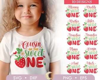 Puede incluir: Un conjunto de 10 archivos digitales SVG y PNG con un diseño de fresa con el texto "of the sweet one" y diferentes títulos de miembros de la familia, como "Mamá", "Papá", "Hermano", "Hermana", "Abuela", "Abuelo", "Abuela", "Primo", "Tía" y "Tío".