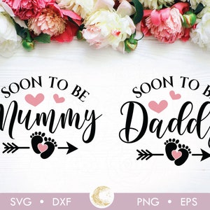 Peut inclure: Une conception numérique pour un fichier imprimable avec le texte "Soon to be Mummy" et un cœur avec des empreintes de pas, et "Soon to be Daddy" avec un cœur et des empreintes de pas.