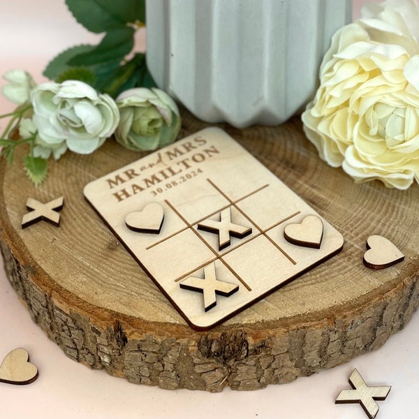 Personalised Hearts & Kisses Wedding Favour Game / Noughts and Crosses / Wedding Favours / Table Decoration / Gifts for Wedding Guests