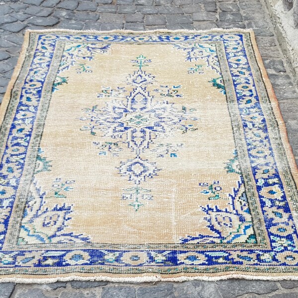 Persian Style Wool Rug: Vintage Shiraz Pattern (6x4 Feet Pastel)