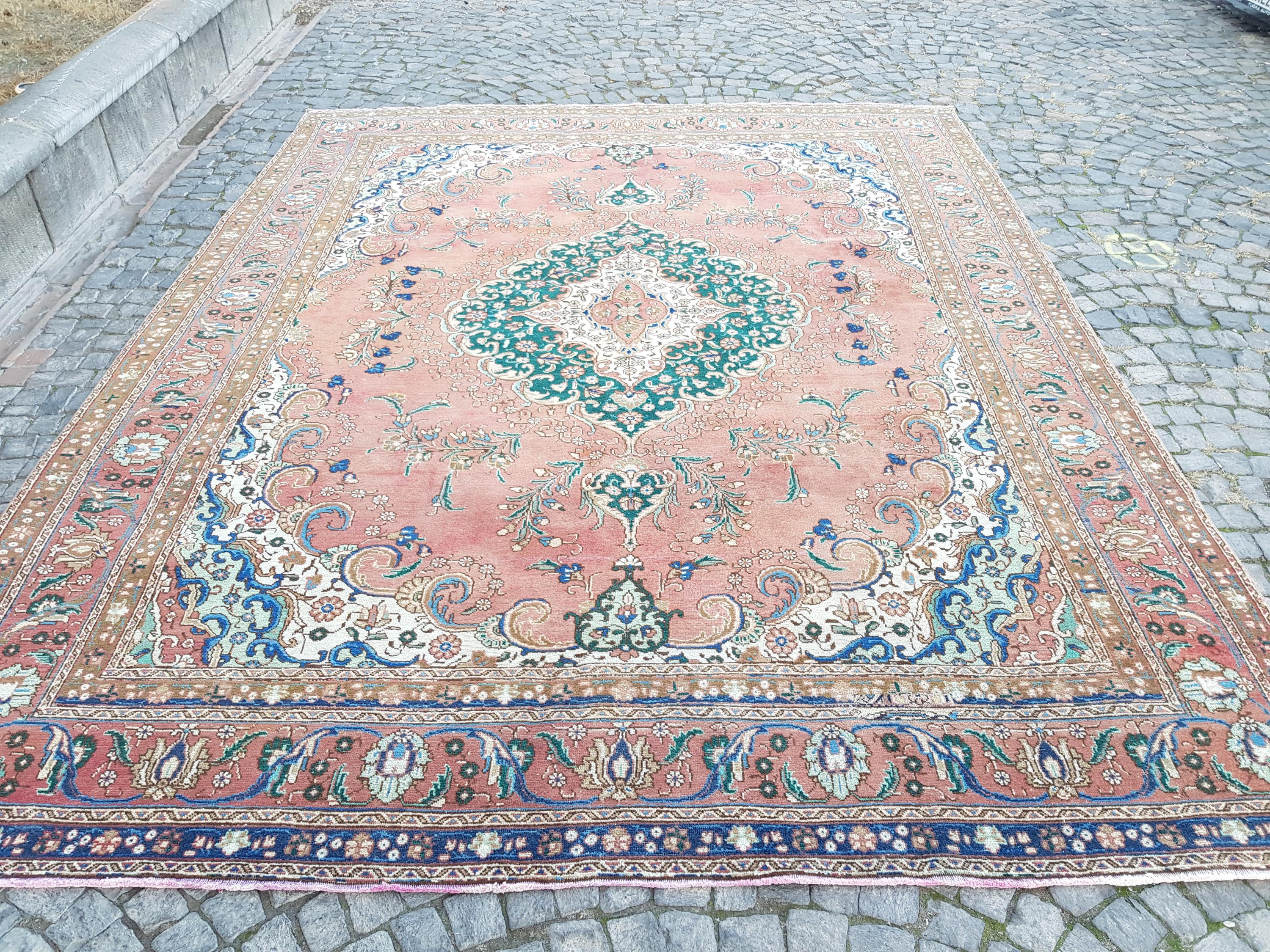 35×109 \"Pretty women”ViNTAGE TURKiSH RUG 7' x 11' - Vintage Turkish Area Rug, Beige - Seralya | Kuden