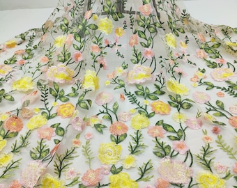 flerfärgad gul blomma broderad spetstyg färgglatt blommigt grönt blad mjukt tylltyg bröllopsspets brudklänningstyg klänningstyg