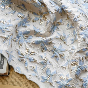 Ljusblått guldfärgat blommigt jacquardtyg krusat blommigt präglat brokadtyg för kostymsömnad tyg på metervara Couture Jacquard