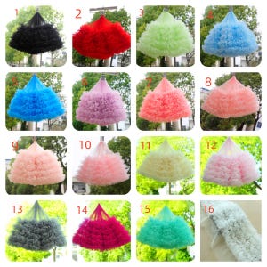 Puede incluir: Un conjunto de 16 muestras de tejido de tul en varios colores, incluyendo negro, rojo, verde, azul, rosa, blanco y gris. Las muestras están dispuestas en una cuadrícula con los números del 1 al 16.