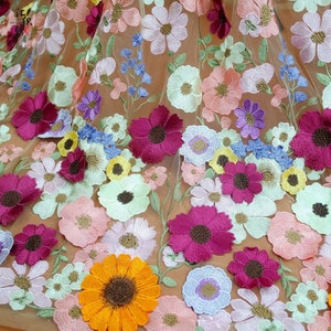 Tessuto in pizzo floreale 3D denso e squisito da 65 colori, tessuto in tulle morbido ricamato con fiori colorati per abito floreale, abito da sposa, abito da spettacolo