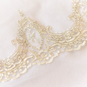 gold metallic lace trim, gold alencon lace trim,scalloped lace in gold, gold cord lace