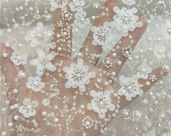 Tela de encaje bordado con lentejuelas y cuentas plateadas de color blanco intenso, tela de tul con lentejuelas y perlas florales, tela de encaje para vestidos de novia y vestidos de novia.
