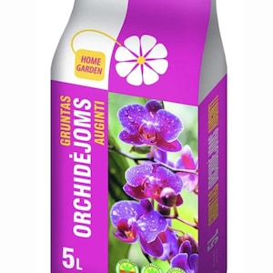 Könnte beinhalten: Ein rosa Sack mit Orchideen-Erde mit einem Bild einer violetten Orchidee auf der Vorderseite. Der Sack ist mit "Orchideenerde" und "Hausgarten" in gelber Schrift beschriftet. Der Sack ist 5 Liter groß.