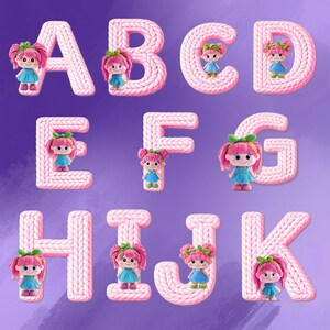Peut inclure: Lettres roses tricotées de A à K, chacune ornée d'une petite poupée. Les poupées ont des cheveux roses, des nœuds verts et des robes bleues. Le fond est un dégradé de violet.