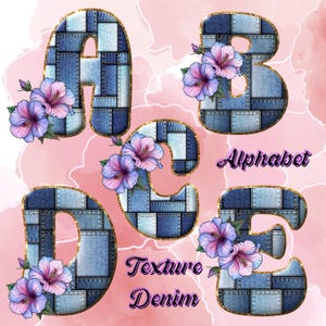 Könnte beinhalten: Dekorative Buchstaben A, B, C, D und E, jeweils mit Denim-Textur und goldenem Rand. Rosa und lila Hibiskusblüten zieren jeden Buchstaben. Die Wörter "Alphabet" und "Texture Denim" sind ebenfalls vorhanden.