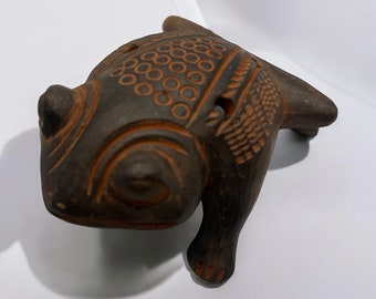 Handcrafted Black Clay Frog Figurine - Ancestral Art from Santa Marta - Unique Home Decor