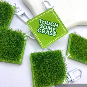 Touch Some Grass Akrylnyckelring med Konstgräs – K-Pop Fantillbehör, Fidgetleksak för Vuxna