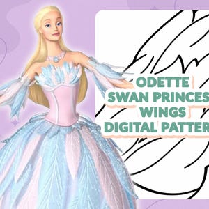 Könnte beinhalten: Eine Puppe in einem rosa und blauen Kleid mit Federakzenten und blonden Haaren. Der Text auf der rechten Seite lautet "Odette Swan Princess Wings Digital Pattern". Der Hintergrund ist helllila.