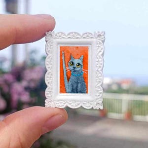 chat gris avec couronne, peinture à l'aquarelle, chat peint en arrière-plan, peinture à l'huile avec portrait de chat, petite mini peinture faite à la main, art miniature
