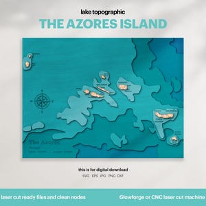 Peut inclure: Une carte topographique en bois des îles des Açores, avec un schéma de couleurs turquoise et marron. La carte comprend le texte "THE AZORES ISLAND" et "The Azores Portugal". Conçu pour la découpe laser.