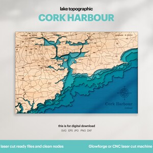 Puede incluir: Un mapa de Cork Harbour, Irlanda, cortado con láser, con un fondo de veta de madera y capas de agua azul. El mapa incluye una brújula y el texto "Cork Harbour, Ireland".