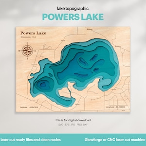 Pode incluir: Um mapa topográfico de Powers Lake, Wisconsin, EUA, cortado a laser. O mapa é feito de madeira e apresenta um design em camadas azul e turquesa. O mapa inclui o nome do lago, a localização, a latitude, a longitude e uma rosa dos ventos. O texto "this is for digital download" está incluído abaixo do mapa. O texto "laser cut ready files and clean nodes" está incluído abaixo do texto "this is for digital download". O texto "Glowforge or CNC laser cut machine" está incluído abaixo do texto "laser cut ready files and clean nodes".