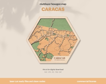 Può includere: Una mappa esagonale in legno di Caracas, Venezuela, con una cornice in legno chiaro. La mappa presenta un design dettagliato tagliato al laser del layout della città, con toni verdi e legno naturale. Il testo include "CARACAS" e "The Capital of Venezuela".