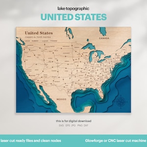 Könnte beinhalten: Eine topografische Holzkarte der Vereinigten Staaten mit blauen Wasserelementen und einer hellbraunen Landmasse. Die Karte enthält den Text "UNITED STATES" und "United States Country in North America". Der Text "this is for digital download" ist ebenfalls enthalten.