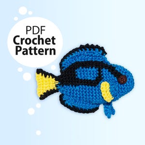 Può includere: Uno schema all'uncinetto per un pesce blu e giallo con strisce nere e un occhio marrone. Lo schema è disponibile per il download in PDF.