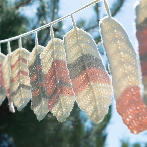 Boho feather garland crochet pattern, tutorial decoration bird feathers, DIY wall hanging