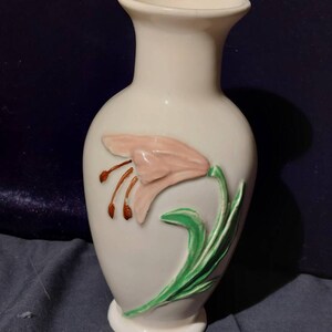 Vintage Hull Art Pottery - Classic - Pattern #T-1 - High Gloss Ivory with Pink Lily - 6 1/2&quot; Vase - 1942-1945