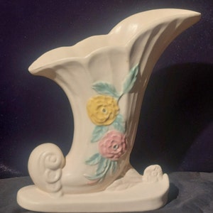 Vintage Hull Pottery Füllhorn Vase - Kamelienmuster, Mattweiß