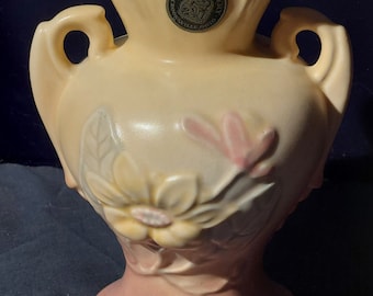 Vintage Hull Art Pottery - ORIGINALETIKETT - Matt Magnolia Mönster #4 - Gul och Dusty Rose Pastell Matt Finish 6 1/4" Vas - 1946-1947