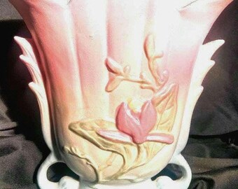 Vintage Hull Art Pottery - Andra världskriget - Rosa och blått mattfinish Magnoliamönster #1 - 8 1/2" Vas - 1946 till 1947