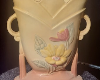 Cerámica de arte de casco vintage - Patrón de magnolia de acabado mate #7 - Amarillo y rosa polvoriento Acabado mate pastel 8 1/2" Florero - 1946-1947