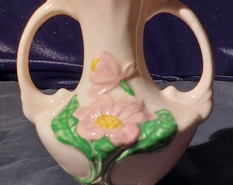 Vintage Hull Art Pottery - Glansig finish Nytt Magnoliamönster #H-2 - Rosa blommig på rosa bakgrund 5 1/2" vas - 1947-1948