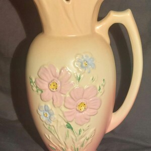 Rara jarra vintage de cerâmica Hull - Padrão Granada/Mardi Gras nº 66 - 25 cm - Acabamento fosco em creme e rosa com flores detalhadas à mão - 1938 a 1946