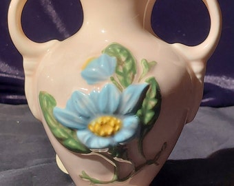 Vintage Hull Art Pottery - Glansig finish Nytt Magnoliamönster #H-1 - Blå blommig på rosa bakgrund 5 1/2" vas - 1947-1948