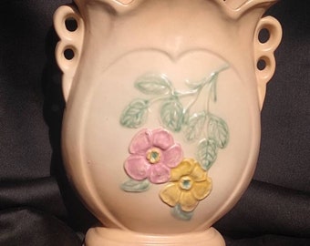 Vintage Hull Art Pottery - Hartriegel / Wildrose Muster #504 - Cremefarbe 8 1/2 "Vase - 1942 bis 1943