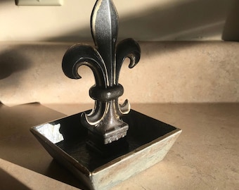 New Orleans theme, hand painted cast iron finial mounted in a slate tray base.