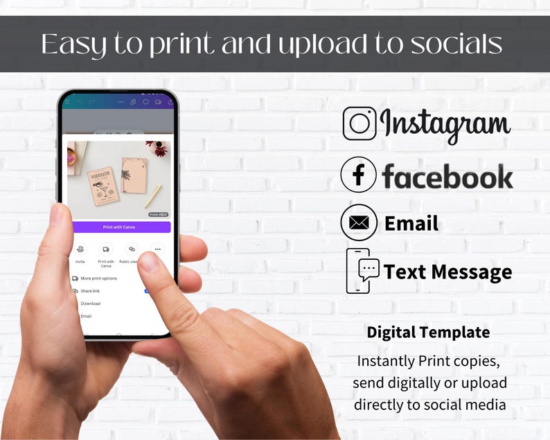 Op de afbeelding: Een smartphone toont een digitale sjabloon met opties om af te drukken, te delen en te downloaden. Social media-pictogrammen voor Instagram, Facebook, E-mail en sms zijn zichtbaar, samen met de tekst "Easy to print and upload to socials."