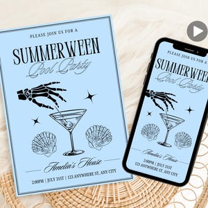 Op de afbeelding: Lichtblauwe uitnodiging met zwarte tekst en afbeeldingen voor een "Summerween Pool Party". Het ontwerp bevat een skelet hand, een martini glas, schelpen en sterren. De uitnodiging wordt ook op een smartphone getoond.