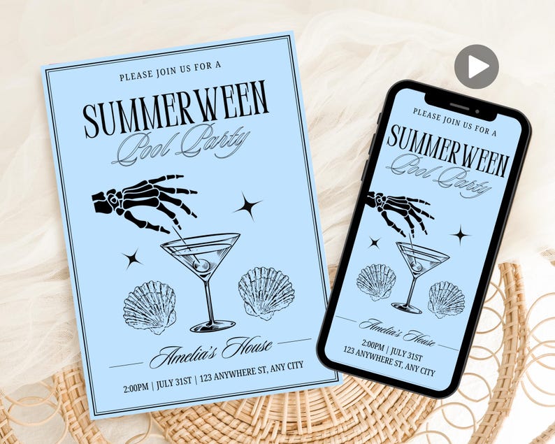 Op de afbeelding: Lichtblauwe uitnodiging met zwarte tekst en afbeeldingen voor een "Summerween Pool Party". Het ontwerp bevat een skelet hand, een martini glas, schelpen en sterren. De uitnodiging wordt ook op een smartphone getoond.