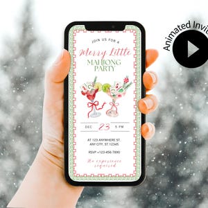 Pode incluir: Um smartphone exibe um convite tem&aacute;tico de feriado para uma "Merry Little Mahjong Party". O convite apresenta ilustra&ccedil;&otilde;es em aquarela de coquet&eacute;is e bordas decorativas. A data &eacute; 23 de dezembro &agrave;s 17h. O telefone &eacute; segurado em uma m&atilde;o.