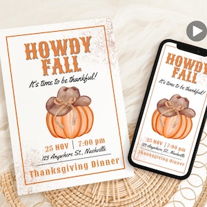 Op de afbeelding: Een uitnodiging voor een Thanksgiving-diner met een rustiek ontwerp. De uitnodiging toont een pompoen met een cowboyhoed en de tekst "Howdy Fall, It's time to be thankful!" De uitnodiging bevat ook de datum, tijd en locatie van het diner.