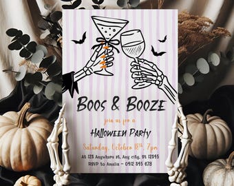 Può includere: Invito per una festa di Halloween con mani di scheletro che brindano con un bicchiere da martini e un calice di vino. L'invito riporta il testo "Boos & Booze" e "Join us for a Halloween Party". Lo sfondo è a righe viola e bianche.