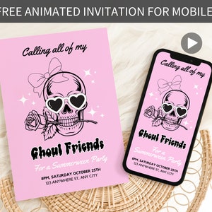 Può includere: Un invito digitale rosa con un'illustrazione in bianco e nero di uno scheletro con occhiali a forma di cuore e un fiocco. Il testo recita "Calling all of my Ghoul Friends for a Summerween Party" e include la data e l'ora della festa.
