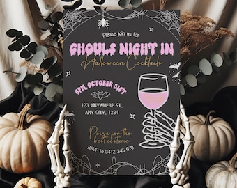 Può includere: Un invito a tema Halloween con il testo "Ghouls Night In Halloween Cocktails" su sfondo nero. Il design presenta una mano scheletrica che tiene un calice di vino con liquido rosa, pipistrelli e ragnatele. Zucca e fogliame circondano l'invito.