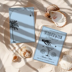 Op de afbeelding: Twee lichtblauwe uitnodigingen voor een feestje met zwarte illustraties. E&eacute;n heeft een palmboom en spinnenweb, de andere zegt "SUMMERWEEN Cool Party" met een skelet hand, cocktail en schelpen. Schelpen omringen de uitnodigingen.