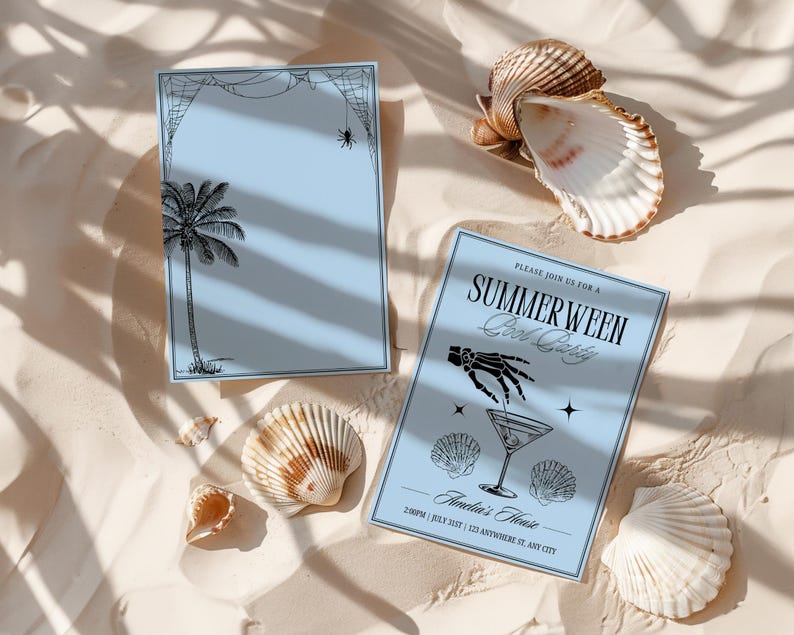Op de afbeelding: Twee lichtblauwe uitnodigingen voor een feestje met zwarte illustraties. E&eacute;n heeft een palmboom en spinnenweb, de andere zegt "SUMMERWEEN Cool Party" met een skelet hand, cocktail en schelpen. Schelpen omringen de uitnodigingen.
