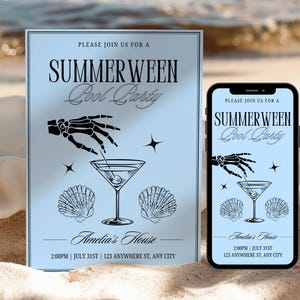 Op de afbeelding: Een lichtblauwe uitnodiging en een smartphone met hetzelfde ontwerp. De uitnodiging luidt "SUMMERWEEN Pool Party" met een skelet hand die een martini roert, zeeschelpen en sterren. Het evenement is bij Amelia's House.