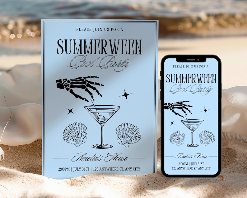 Op de afbeelding: Een lichtblauwe uitnodiging en een smartphone met hetzelfde ontwerp. De uitnodiging luidt "SUMMERWEEN Pool Party" met een skelet hand die een martini roert, zeeschelpen en sterren. Het evenement is bij Amelia's House.