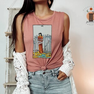 Ocho de espadas Tarot Card Tank Mystical Tarot Card Shirt Witchy Workout Tank para los amantes del Tarot