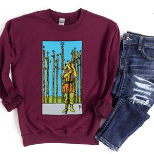 Chemise de carte de tarot neuf baguettes, pull sorcière pour elle ou lui